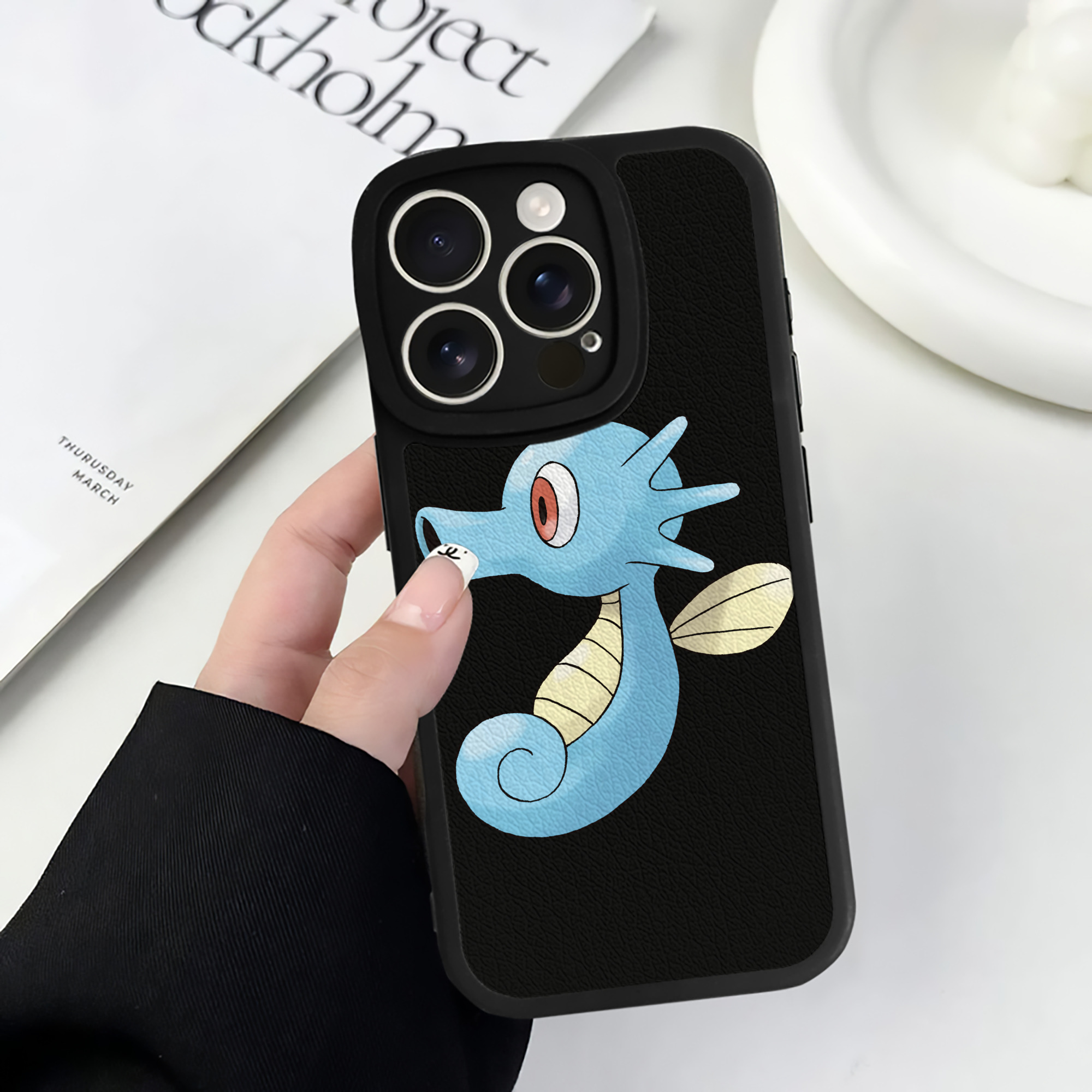 （画像用） ポケットモンスター Pokémon 【iPhone 16シリーズ対応】シリコンスマホケース（レザー調） 材質：シリコン